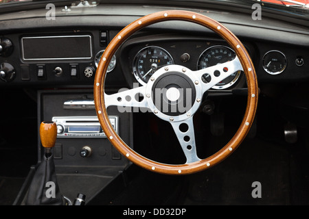 Volante in legno da un MGB roadster auto sportiva Foto Stock