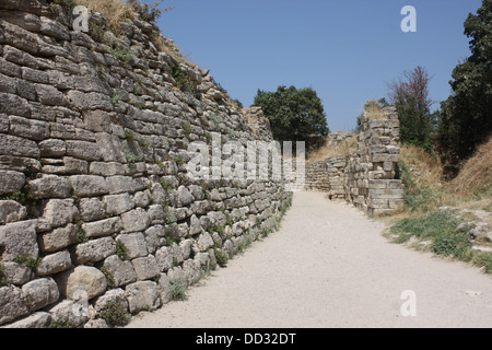 Tra le pareti tra le rovine della città di Troia Foto Stock