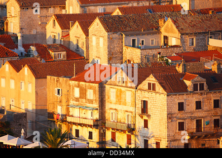 Korcula, vecchie case vicino fino al tramonto. Foto Stock