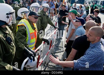 Berlino, Germania. 24 Ago, 2013. Gli ufficiali di polizia separare i partecipanti di un contatore-dimostrazione e un rally del partito di estrema destra NPD a Berlino, Germania, 24 agosto 2013. I membri del partito di estrema destra NPD ha dimostrato contro la recente apertura del rifugiato home nel distretto di Berlino Hellersdorf. Foto: TIM BRAKEMEIER/dpa/Alamy Live News Foto Stock