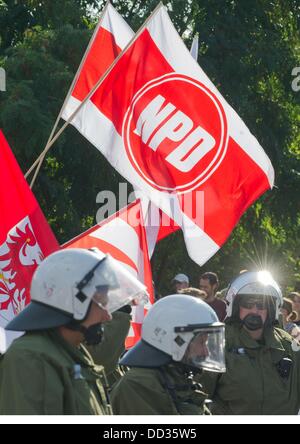 Berlino, Germania. 24 Ago, 2013. I seguaci di estrema destra-vento partito NPD dimostrare contro un aperto di recente casa dei rifugiati nel distretto di Berlino Hellersdorf di Berlino, Germania, 24 agosto 2013. Foto: Tim Brakemeier/dpa/Alamy Live News Foto Stock