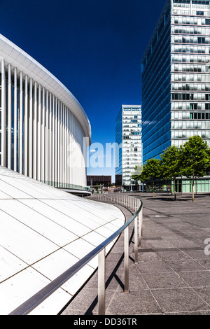 Parte della sala concerti Philharmonie e il Parlamento europeo edifici per uffici a Kirchberg nella città di Lussemburgo. Foto Stock