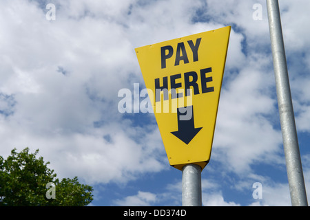 Pagare qui segno parcheggio Foto Stock