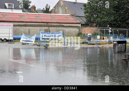 Precipitazioni estreme su Essex, UK, il 24 agosto ha causato gravi inondazioni comprese che lungo Southend on Sea lungomare che ha causato un danno a un certo numero di stabilimenti compresi food Foto Stock