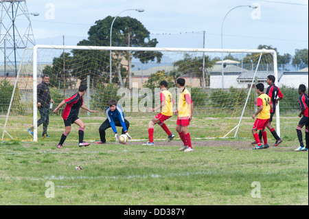 U15B i calciatori in azione il portiere raccoglie la palla, Cape Town, Sud Africa Foto Stock