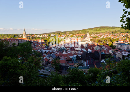 Serata in centro storico di Český Krumlov, Repubblica Ceca, il fiume Vltava, tempo chiaro Foto Stock