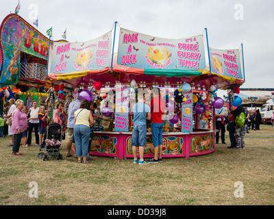 Un gancio un anatra stallo a un viaggio fairgound Foto Stock