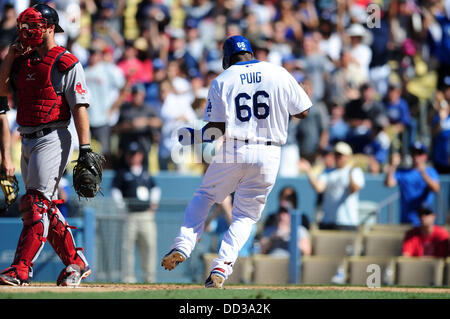 Los Angeles, CA, Stati Uniti d'America. 24 Ago, 2013. Los Angeles Dodgers diritto fielder Yasiel Puig #66 punteggi nell'ottavo inning durante il Major League Baseball gioco tra i Los Angeles Dodgers e dei Boston Red Sox a Dodger Stadium.Il Boston Red Sox sconfiggere i Los Angeles Dodgers 4-2.Louis Lopez/CSM/Alamy Live News Foto Stock