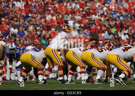 Sabato 24 Agosto, 2013, Washington Redskins ospita le fatture della Buffalo di FedEx Campo in Landover Maryland per il terzo gioco di preseason. Washington Redskins vincere 30-7. Rex Grossman (8) di Washington Redskins imposta per scattare la palla. Credito: Khamp Sykhammountry/Alamy Live News Foto Stock