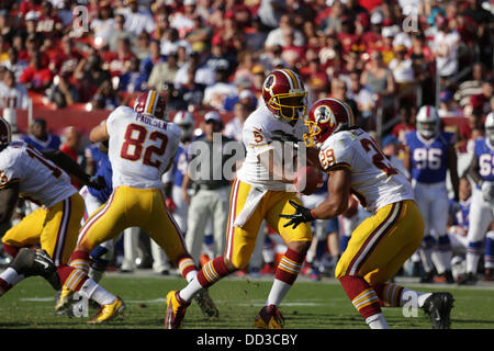 Sabato 24 Agosto, 2013, Washington Redskins ospita le fatture della Buffalo di FedEx Campo in Landover Maryland per il terzo gioco di preseason. Washington Redskins vincere 30-7. QB Pat White #5 mani la palla a Roy Helu Jr # 29 con Paulson #82 bloccando. Credito: Khamp Sykhammountry/Alamy Live News Foto Stock