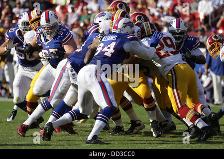 Sabato 24 Agosto, 2013, Washington Redskins ospita le fatture della Buffalo di FedEx Campo in Landover Maryland per il terzo gioco di preseason. Washington Redskins vincere 30-7. Roy Helu Jr # 29 corre attraverso il centro di pranzo linea. Foto Stock