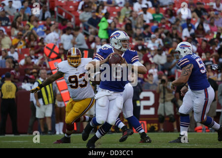 Sabato 24 Agosto, 2013, Washington Redskins ospita le fatture della Buffalo di FedEx Campo in Landover Maryland per il terzo gioco di preseason. Washington Redskins vincere 30-7. Buffalo Bills QB Jeff Tuel # 8 set di passare dopo lo scatto. Credito: Khamp Sykhammountry/Alamy Live News Foto Stock