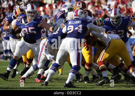 Sabato 24 Agosto, 2013, Washington Redskins ospita le fatture della Buffalo di FedEx Campo in Landover Maryland per il terzo gioco di preseason. Washington Redskins vincere 30-7. Roy Helu Jr # 29 corre attraverso il centro di pranzo linea. Credito: Khamp Sykhammountry/Alamy Live News Foto Stock