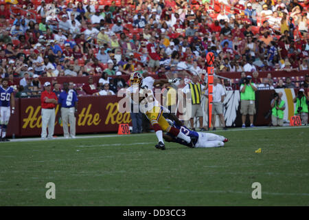 Sabato 24 Agosto, 2013, Washington Redskins ospita le fatture della Buffalo di FedEx Campo in Landover Maryland per il terzo gioco di preseason. Washington Redskins vincere 30-7. Ricevitore Redskins Giordania Reed #86 tenta di scuotere le fatture Ron Brooks #33. Credito: Khamp Sykhammountry/Alamy Live News Foto Stock