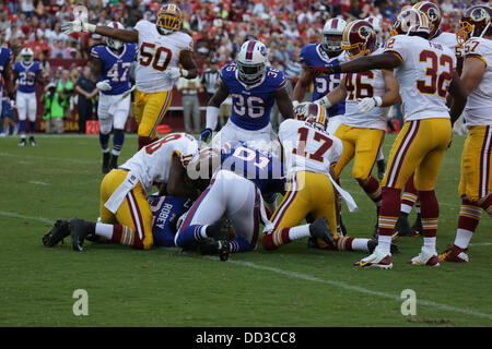 Sabato 24 Agosto, 2013, Washington Redskins ospita le fatture della Buffalo di FedEx Campo in Landover Maryland per il terzo gioco di preseason. Washington Redskins vincere 30-7. Redskins e Bill in lotta per un fumble recovery. Credito: Khamp Sykhammountry/Alamy Live News Foto Stock