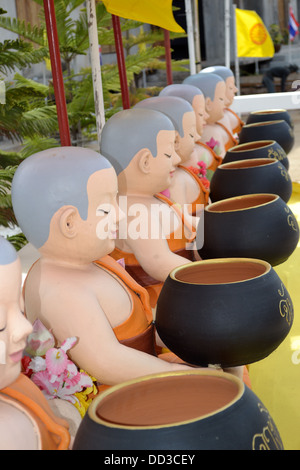 Compleanno di tailandese la raccolta di monaci con alms ciotole per le donazioni Foto Stock