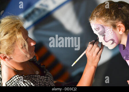 Toronto, Canada. 24 Ago, 2013. Scotiabank Buskerfest sposta la parte di Yonge San è il più grande festival del suo genere in America del nord e l'epilessia più grande evento di sensibilizzazione nel mondo Credito: Fotografia Nisarg/Alamy Live News Foto Stock