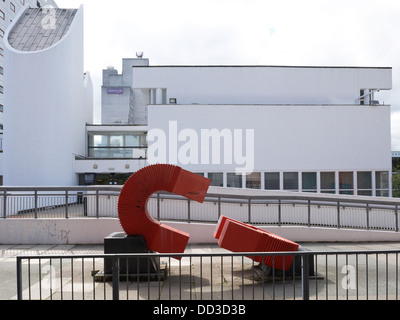 Barnes Wallis edificio con 'generazione di possibilità" scultura come parte dell università di Manchester REGNO UNITO Foto Stock