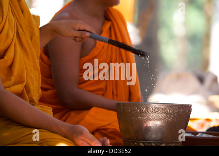 I monaci buddisti nella cerimonia di benedizione al tempio Bayon, Angkor Thom, Cambogia Foto Stock