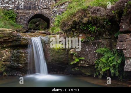 Cascata a tre Shires Testa, dove Staffordshire, Cheshire e Derbyshire soddisfare. Foto Stock