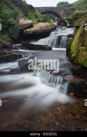 Cascata a tre Shires Testa, dove Staffordshire, Cheshire e Derbyshire soddisfare. Foto Stock