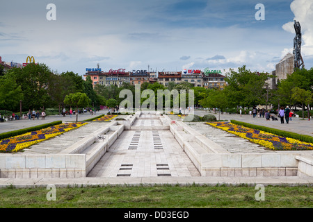 Il Palazzo Nazionale della Cultura giardini nella città capitale di Sofia, Bulgaria. Foto Stock