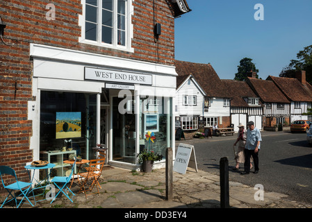 Esterno del West End House Art Gallery e il Chequers Inn. Villaggio Smaden. Kent Foto Stock