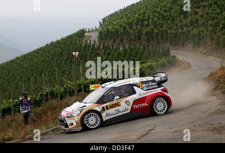 Il finlandese al pilota di rally Mikko Hirvonen e il suo co-driver Jarmo Lehtinen guidare attraverso i vigneti con una Citroen DS3 Wrc al tedesco ADAC Rally (Rallye Deutschland) vicino Neumagen, Germania, 25 agosto 2013. Foto: THOMAS FREY Foto Stock