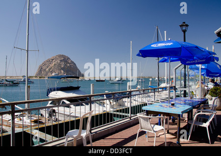 California, Pacific Coast, Morro Bay. Morro Rock, 581-piede di origine vulcanica la formazione del tappo situato appena al largo da Morro Bay. Foto Stock