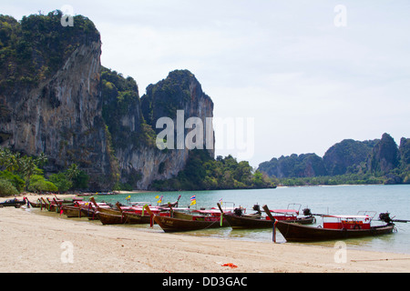 Barche a motore la linea della spiaggia di Hat Ton Sai in Railay. Foto Stock