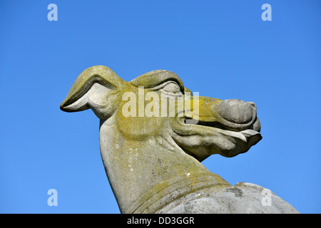 Replica del Levriero bianco di Richmond, una delle statue araldico Queen's bestie da James Woodford, Kew Gardens, London, Regno Unito Foto Stock