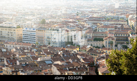 Vista verso il centro di Nizza con il Lycee Massena e il suo orologio Foto Stock