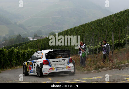 Rally Finlandese conducente Jari-Matti Latvala e il suo co-pilota Iikka Anttila guidare attraverso i vigneti con una Volkswagen Polo WRC durante il XV stage speciale del tedesco ADAC Rally (Rallye Deutschland) vicino Neumagen, Germania, 25 agosto 2013. Foto: THOMAS FREY Foto Stock