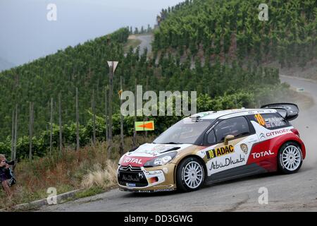 Emirian rally driver Al-Quassimi Khalid e il suo British co-driver Scott Martin drive attraverso vigneti con una Citroen DS3 WRC durante il XV stage speciale del tedesco ADAC Rally (Rallye Deutschland) vicino Neumagen, Germania, 25 agosto 2013. Foto: THOMAS FREY Foto Stock