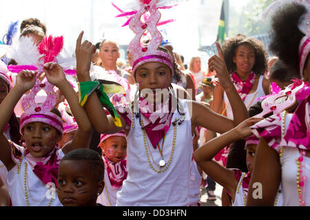 Londra, Regno Unito. 25 Ago, 2013. Londra, Regno Unito. Il 25 agosto 2013. Più grande di tutta Europa street festival annuale di carnevale di Notting Hill comincia come esecutori sfilano per le strade di West London. Il carnevale di Notting Hill è atteso per attrarre fino a un milione di visitatori che vengono a fare esperienza cibo caraibico di cultura e musica: Credito amer ghazzal/Alamy Live News Foto Stock