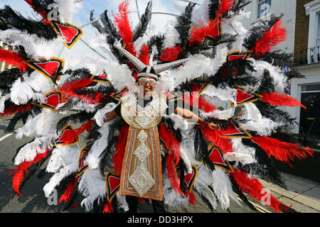 Londra, Regno Unito. Il 25 agosto 2013. I partecipanti marching in parata a giornata per i bambini, il carnevale di Notting Hill 2013, Londra Credito: Paul Brown/Alamy Live News Foto Stock