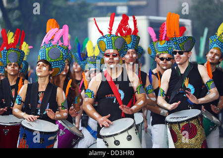 Londra, Regno Unito. Il 25 agosto 2013. I partecipanti marching in parata a giornata per i bambini, il carnevale di Notting Hill 2013, Londra Credito: Paul Brown/Alamy Live News Foto Stock