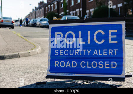 Belfast, Regno Unito. 25 Ago, 2013. Polizia e chiudere le strade attorno a un avviso di protezione nel East Belfast Credit: stephen Barnes/Alamy Live News Foto Stock