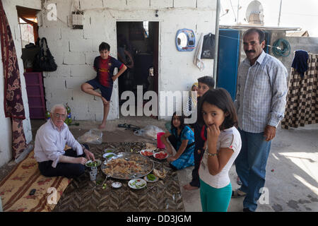 Domiz Refugee Camp Duhok, Iraq. 25 Ago, 2013. Una famiglia di profughi Syrian-Kurd, sala da pranzo nella casa che hanno costruito le loro credito: Francesco Gustincich/Alamy Live News Foto Stock