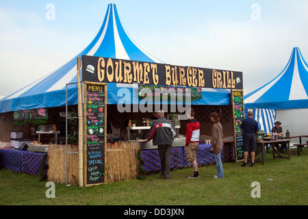 Gourmet Burger Grill Al Cheshire Game & Country Fair, Regno Unito, Dal 24 Agosto Al 26 Agosto 2013. Catering per eventi presso la 6th Tabley Cheshire Game & Country Fair ha tenuto lo Showground, Tabley, Knutsford, Cheshire, Regno Unito. Un evento che attrae centinaia di espositori, prestigiosi campionati e competizioni e visitatori da tutto il Regno Unito. Foto Stock