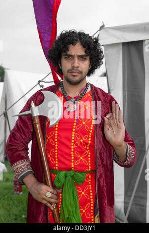 Signor Naddem Ahmed, (MR) barbuto, 23, da Nottingham un re-enactor vestito indossando il tradizionale Persiano storico abbigliamento & antichità in costume di un sesto secolo Sassanides re iraniano in tuta di cavalleria. Storico persiano iraniano costumi vestiti, della moda e della cultura provenienti dall'Iran come indossato da uno storico Persia Royalty iraniana. Dall'Iran settentrionale indossa storico modello lamellare korymbos corazza, chigon, gurz-i-gawser e il collare in corrispondenza del sesto Tabley Cheshire Game & Country Fair tenutasi il Showground, Foto Stock