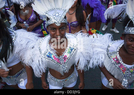 Londra, Regno Unito. 25 Ago, 2013. Piume e bling come annuale di due giorni di carnevale di Notting Hill che celebra la cultura Afro-Carribean e Londra la diversità etnica della ottiene in corso. Credito: Paolo Davey/Alamy Live News Foto Stock