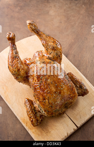 Tutto il pollo arrosto sul tavolo in legno si affacciano Foto Stock