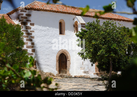 Tipica casa in Spagna con pareti dipinte di bianco e terracotta tegole del tetto Foto Stock