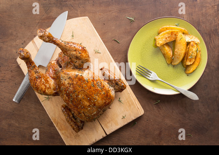 Tutto il pollo arrosto sul tavolo in legno si affacciano Foto Stock