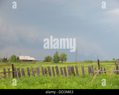 Il cielo sopra di villaggio in estate. La Russia Foto Stock