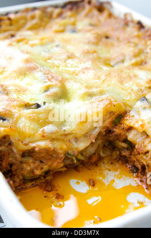 Lasagne alla bolognese in un quadrato bianco Vassoio in ceramica - close up Foto Stock