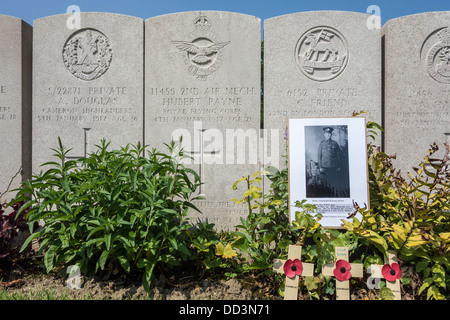 Tomba con foto di British prima guerra mondiale un soldato al Lijssenthoek Cimitero Militare, Poperinge, Fiandre Occidentali, Belgio Foto Stock