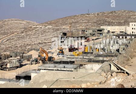 Gerusalemme, Gerusalemme, Territorio palestinese. 25 Ago, 2013. Gli operai lavorano presso il cantiere di Pisgat Zeev, un insediamento urbano in una zona annessa Israele a Gerusalemme dopo la sua cattura nel 1967 il Medio Oriente guerra, vicino al villaggio arabo di Beit Hanina, Agosto 25, 2013. Il presidente palestinese Mahmoud Abbas la scorsa settimana ha ribadito il suo impegno a favore di una soluzione a due stati che dovrebbe vedere la creazione di uno Stato palestinese indipendente sul pre 1967 linee con Gerusalemme come capitale, accusando Israele di immissione "ostacoli" sulla strada per il proseguimento dei negoziati di pace perseguendo co Foto Stock