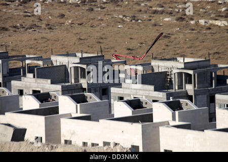 Gerusalemme, Gerusalemme, Territorio palestinese. 25 Ago, 2013. Una foto mostra la costruzione sito in Pisgat Zeev, un insediamento urbano in una zona annessa Israele a Gerusalemme dopo la sua cattura nel 1967 il Medio Oriente guerra, vicino al villaggio arabo di Beit Hanina, Agosto 25, 2013. Il presidente palestinese Mahmoud Abbas la scorsa settimana ha ribadito il suo impegno a favore di una soluzione a due stati che dovrebbe vedere la creazione di uno Stato palestinese indipendente sul pre 1967 linee con Gerusalemme come capitale, accusando Israele di immissione "ostacoli" sulla strada per il proseguimento dei negoziati di pace da perseguire con Foto Stock